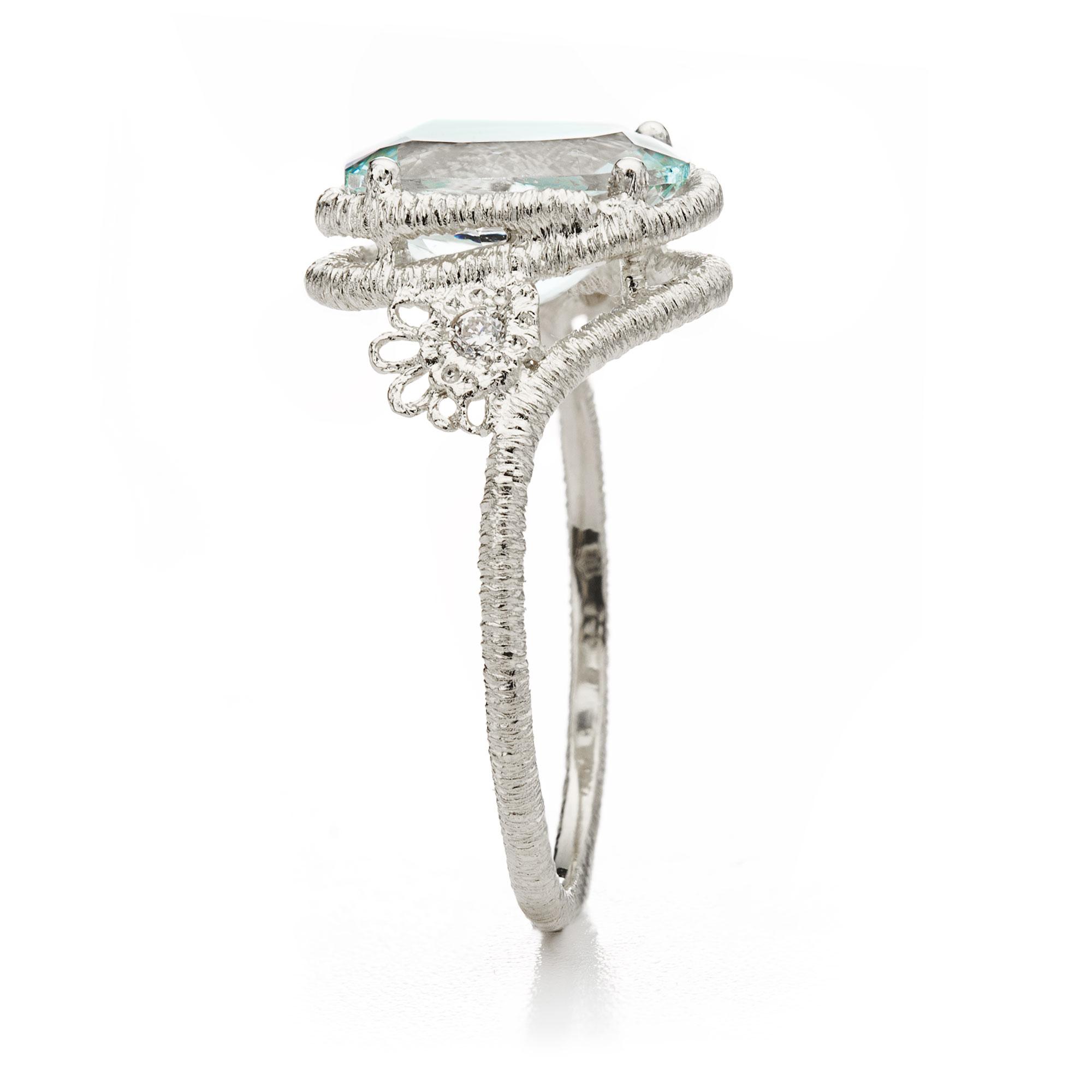 Ring "Theresa" in Weißgold mit Aquamarin und Brillanten