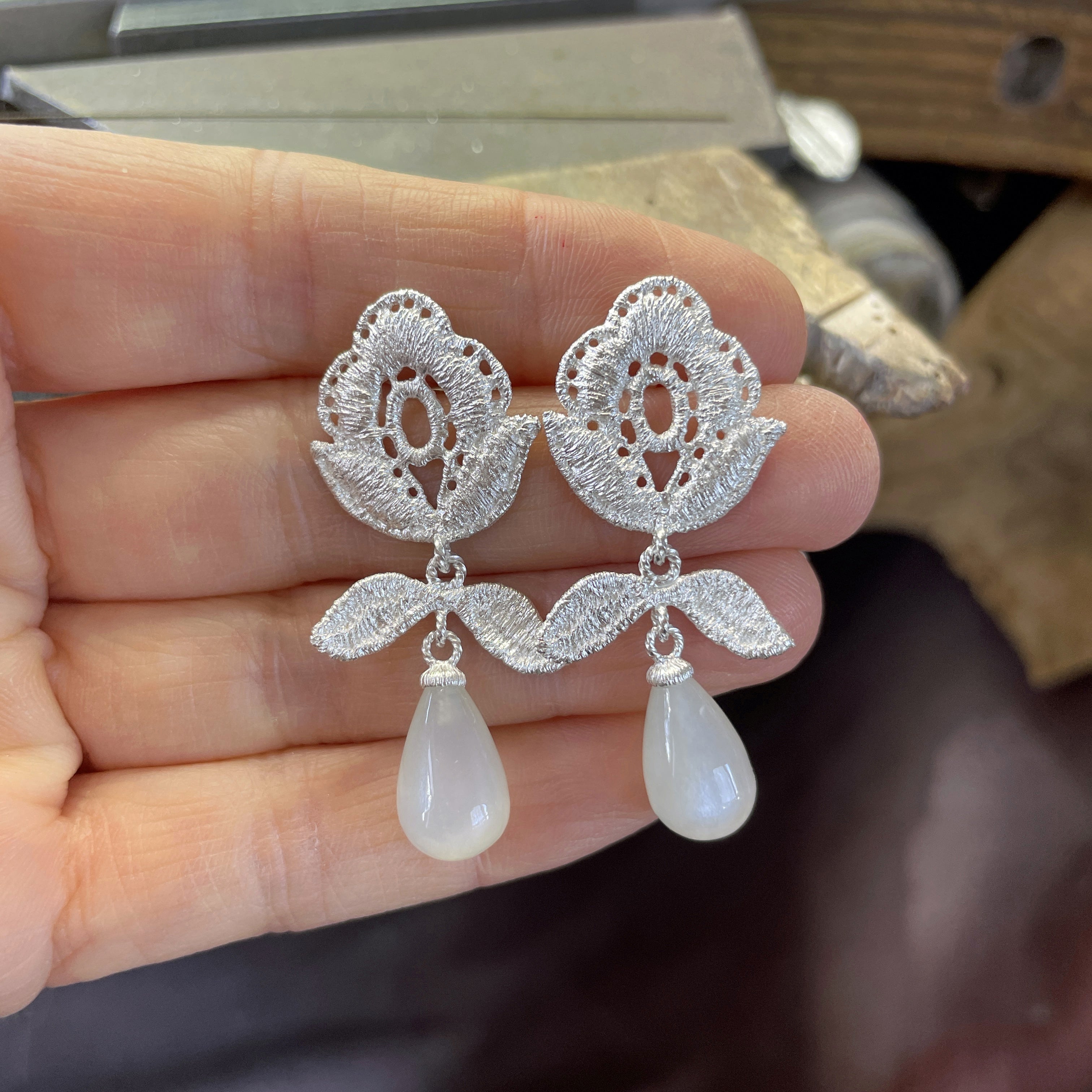 Ohrhänger "Wild Rose Drop" in Silber mit Perlmutt-Pampeln
