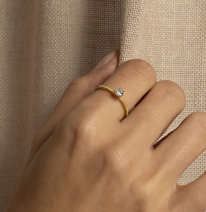 Ring "Amore" in Gelbgold mit Diamant-Herz 0,09ct