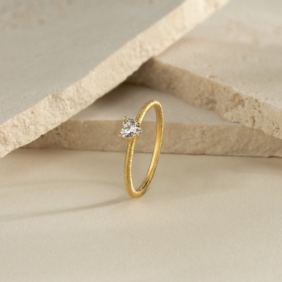 Ring "Amore" in Gelbgold mit Diamant-Herz 0,09ct