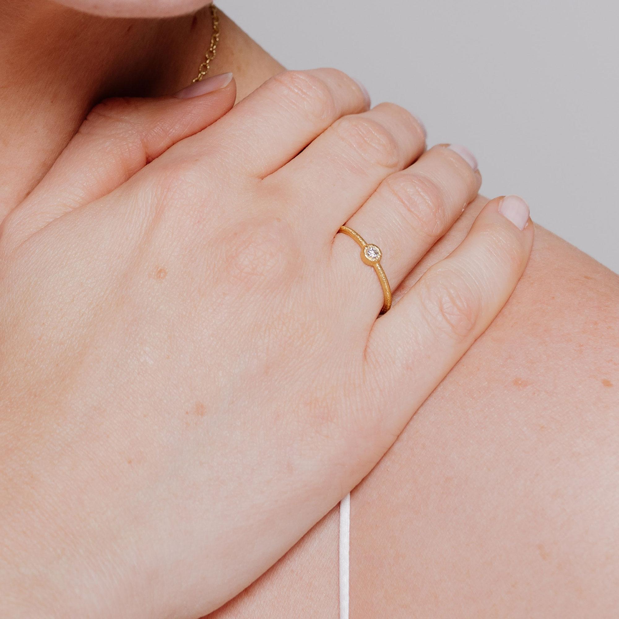 Ring "Iris Solitär" in Gelbgold mit Brillant