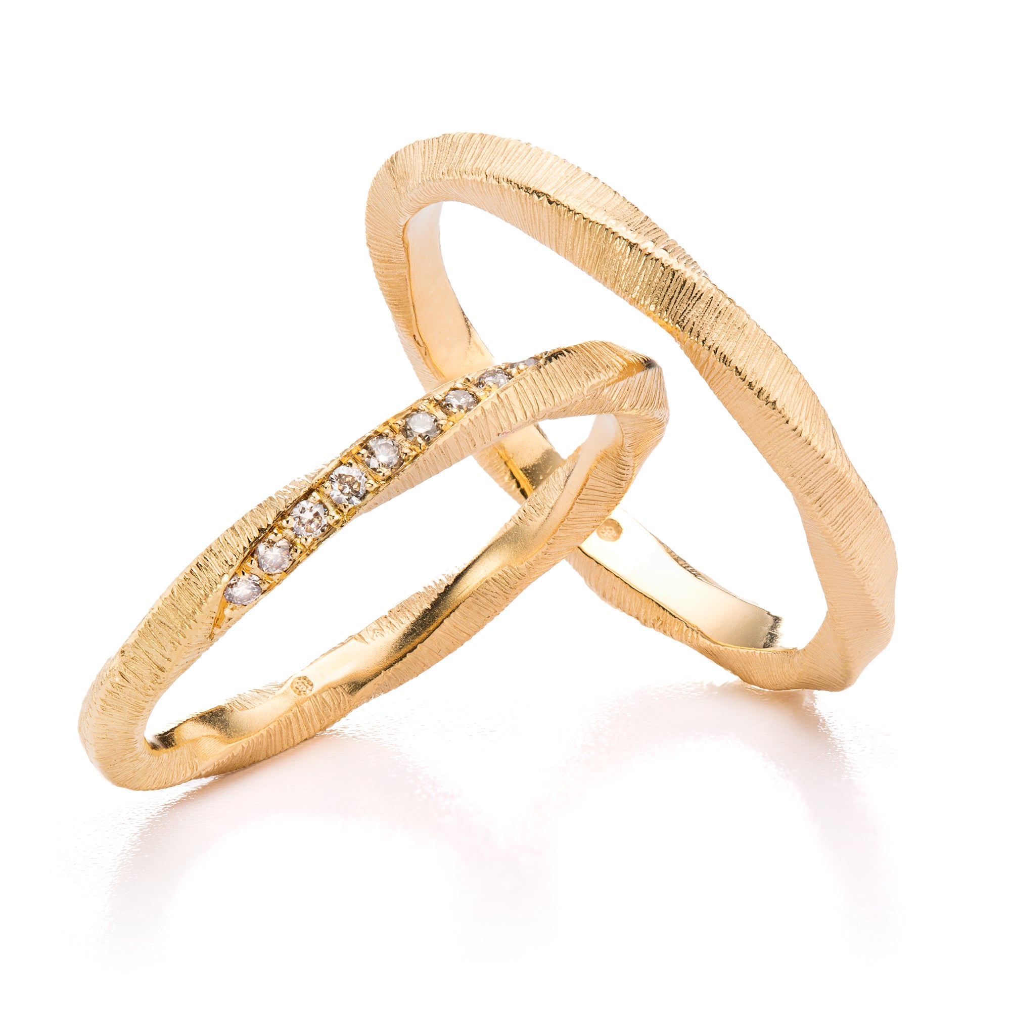 Ring "Twist" in Gelbgold mit Brillanten