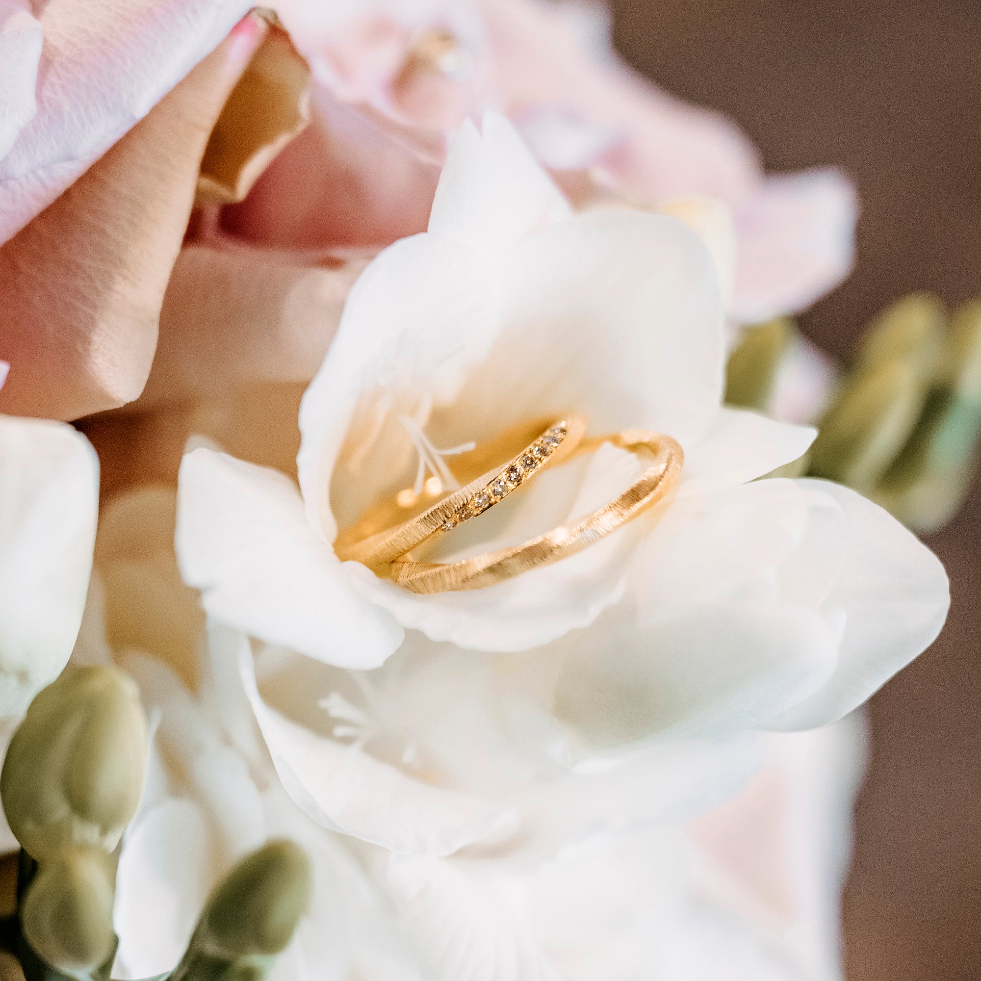 Ring "Twist" in Gelbgold mit Brillanten