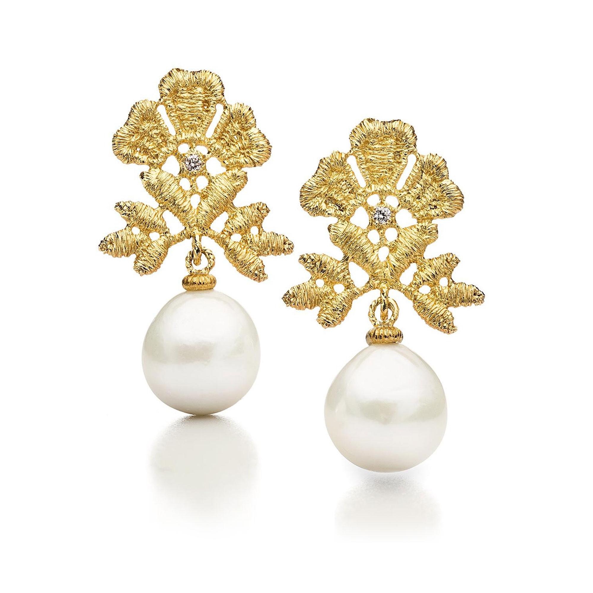 Earrings "Miss Aida Pearl" in yellow gold with brilliant-cut diamonds