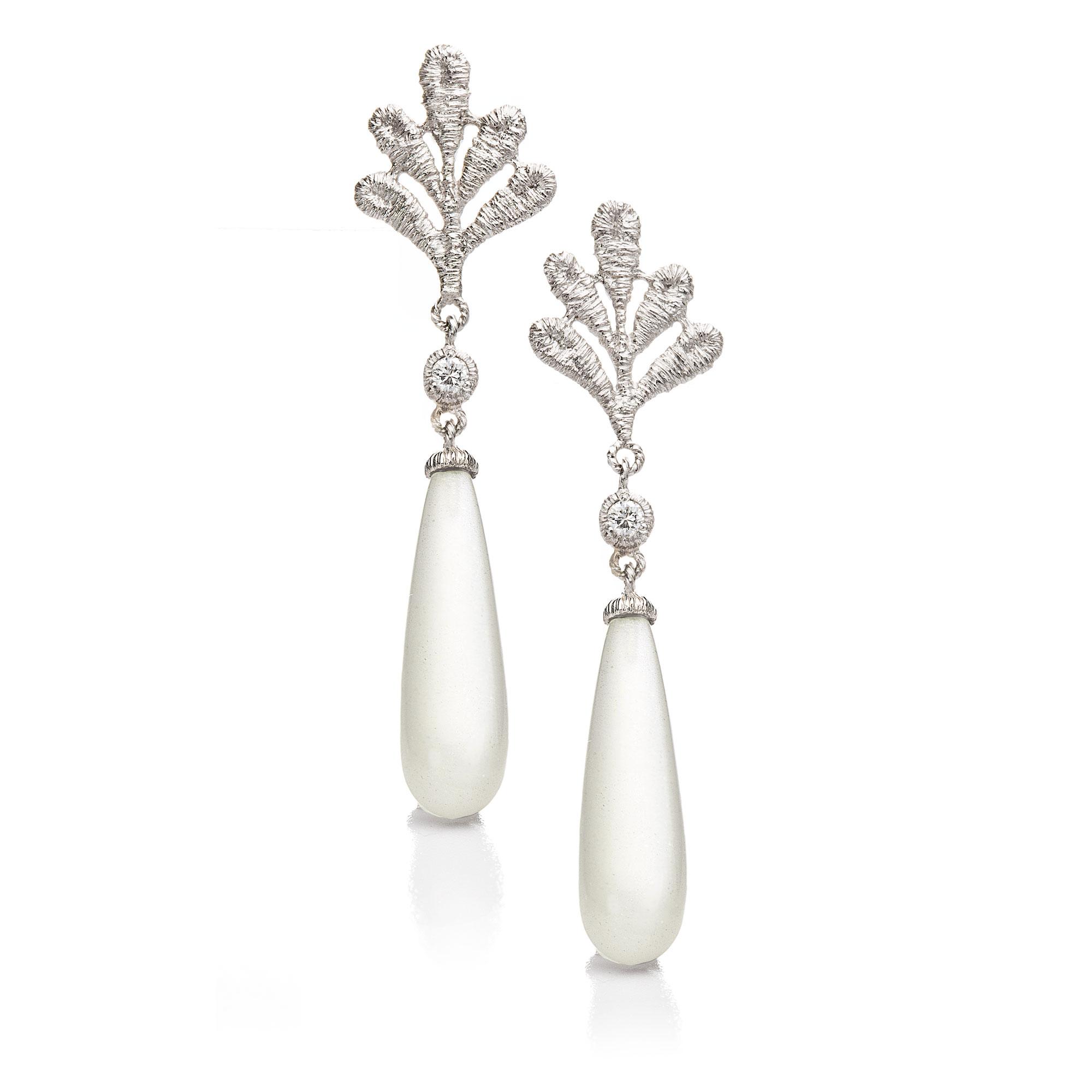 Ohrringe "Amalia" in Silber mit Brillant und Mondsteinpampeln