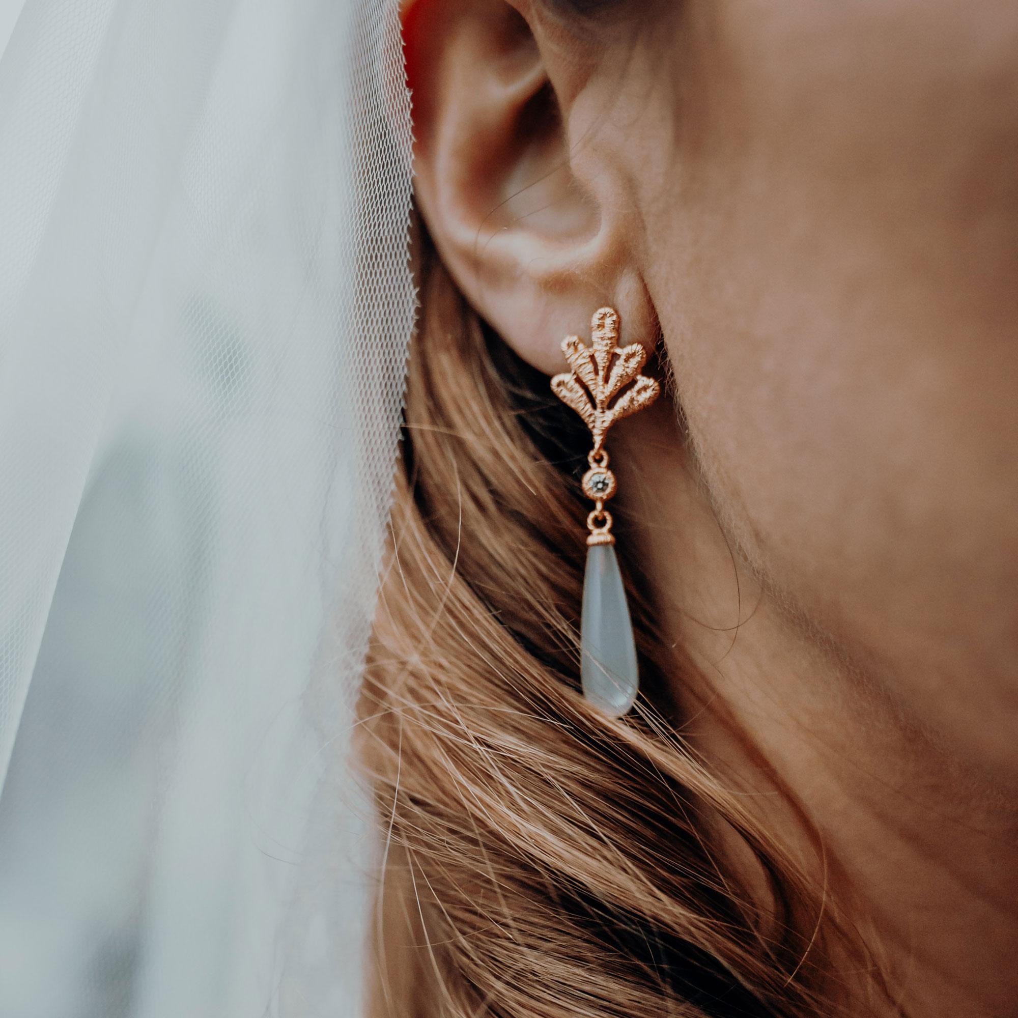 Earrings "Amalia" in silver with brilliant-cut diamond and moonstone drops