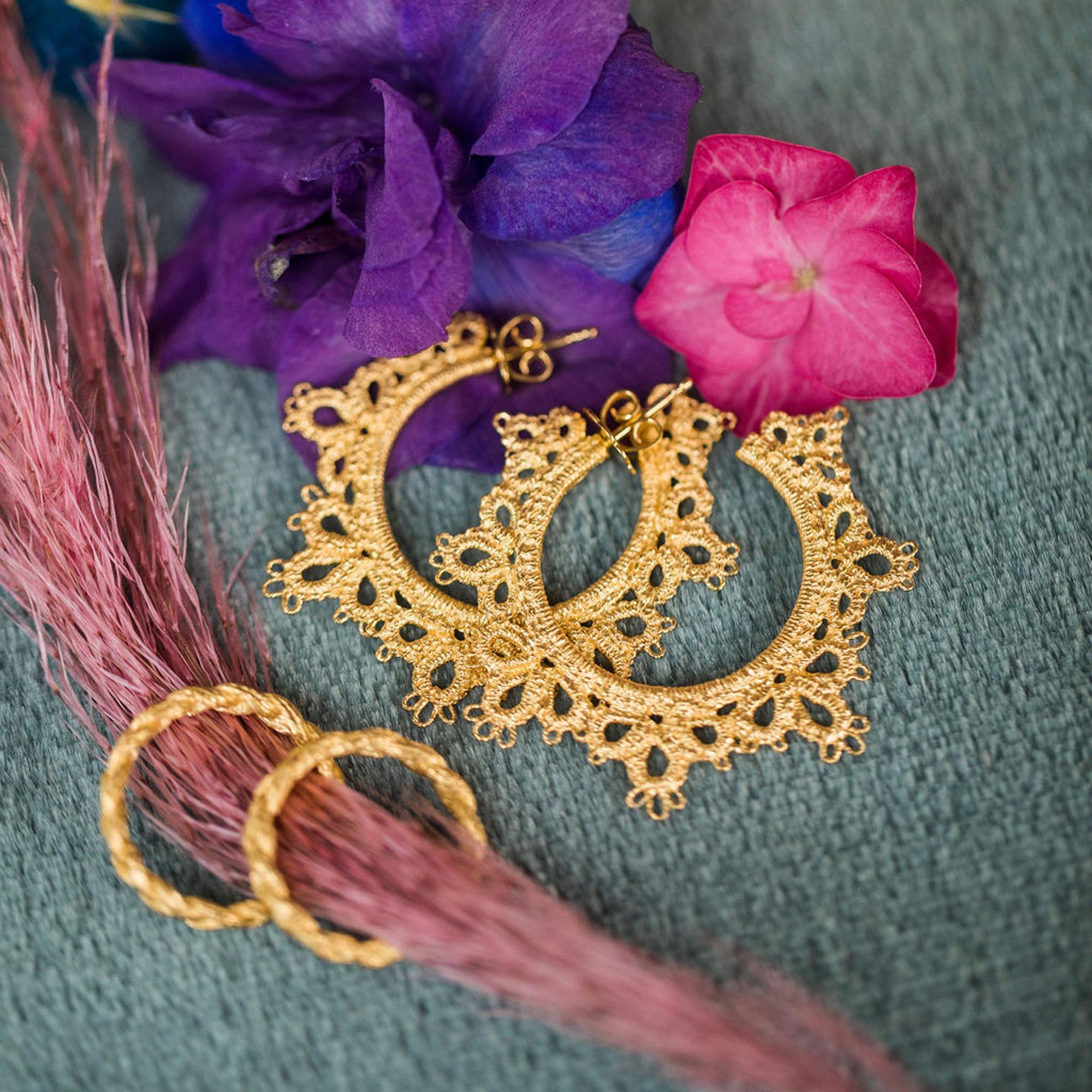 Hoop earrings "Juanita" in yellow gold
