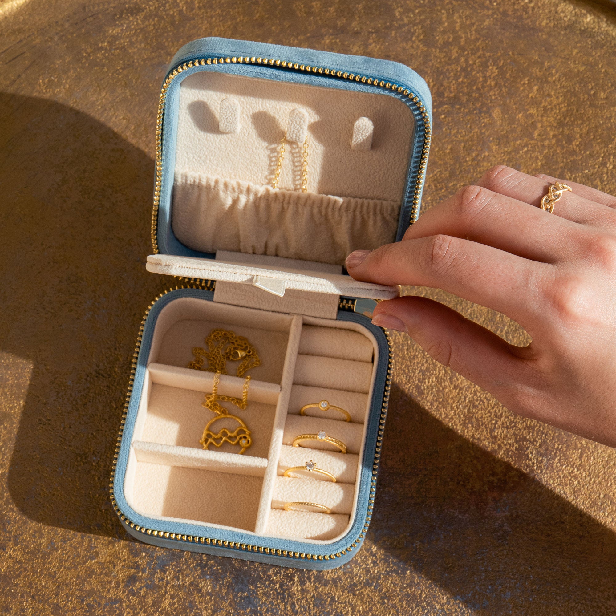 Velvet travel case in rosé