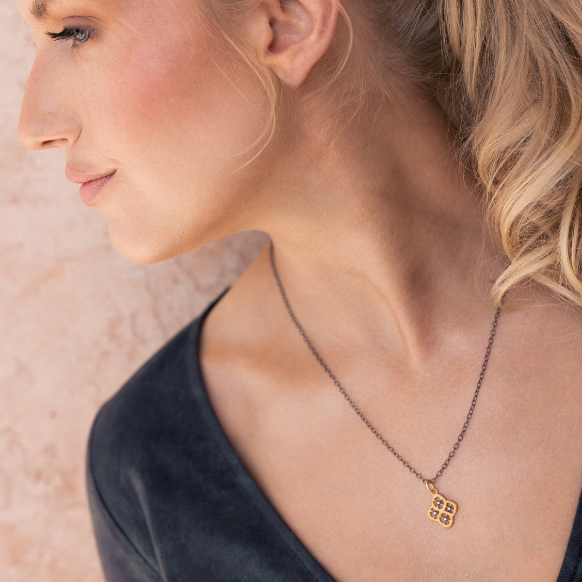 Anhänger "Chiara Vintage II" in Gelbgold mit Brillanten und schwarzrhodinierten Details