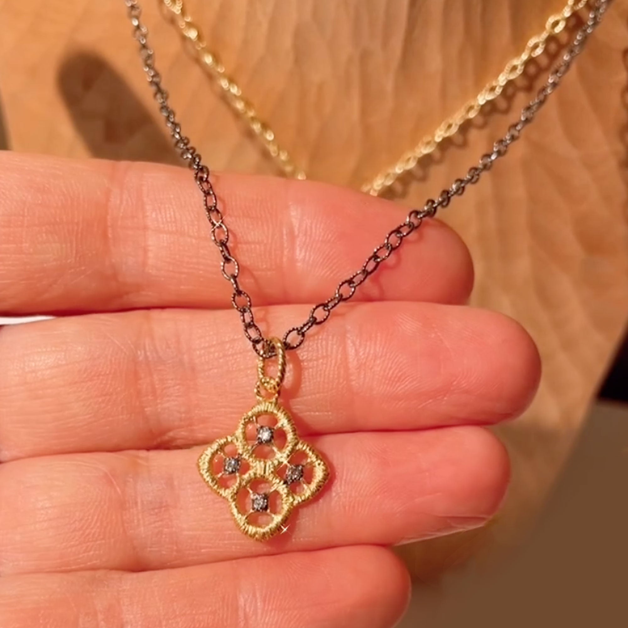 Anhänger "Chiara Vintage II" in Gelbgold mit Brillanten und schwarzrhodinierten Details