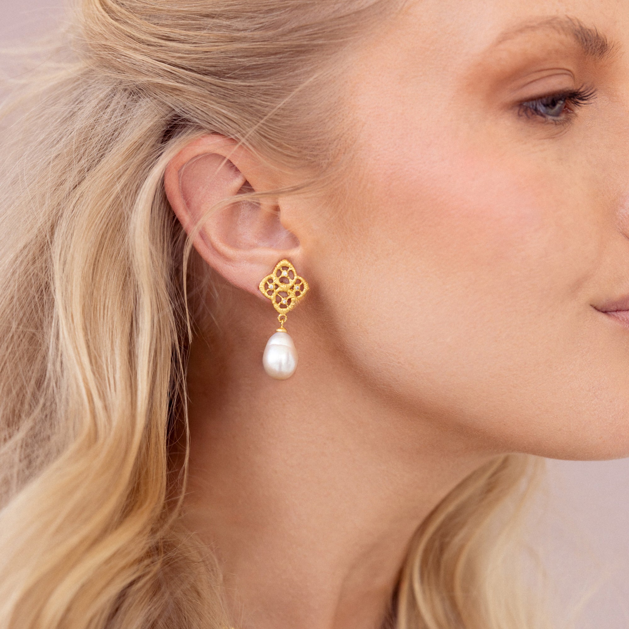 Ohrringe "Chiara Pearl" in Gelbgold mit Barockperlen