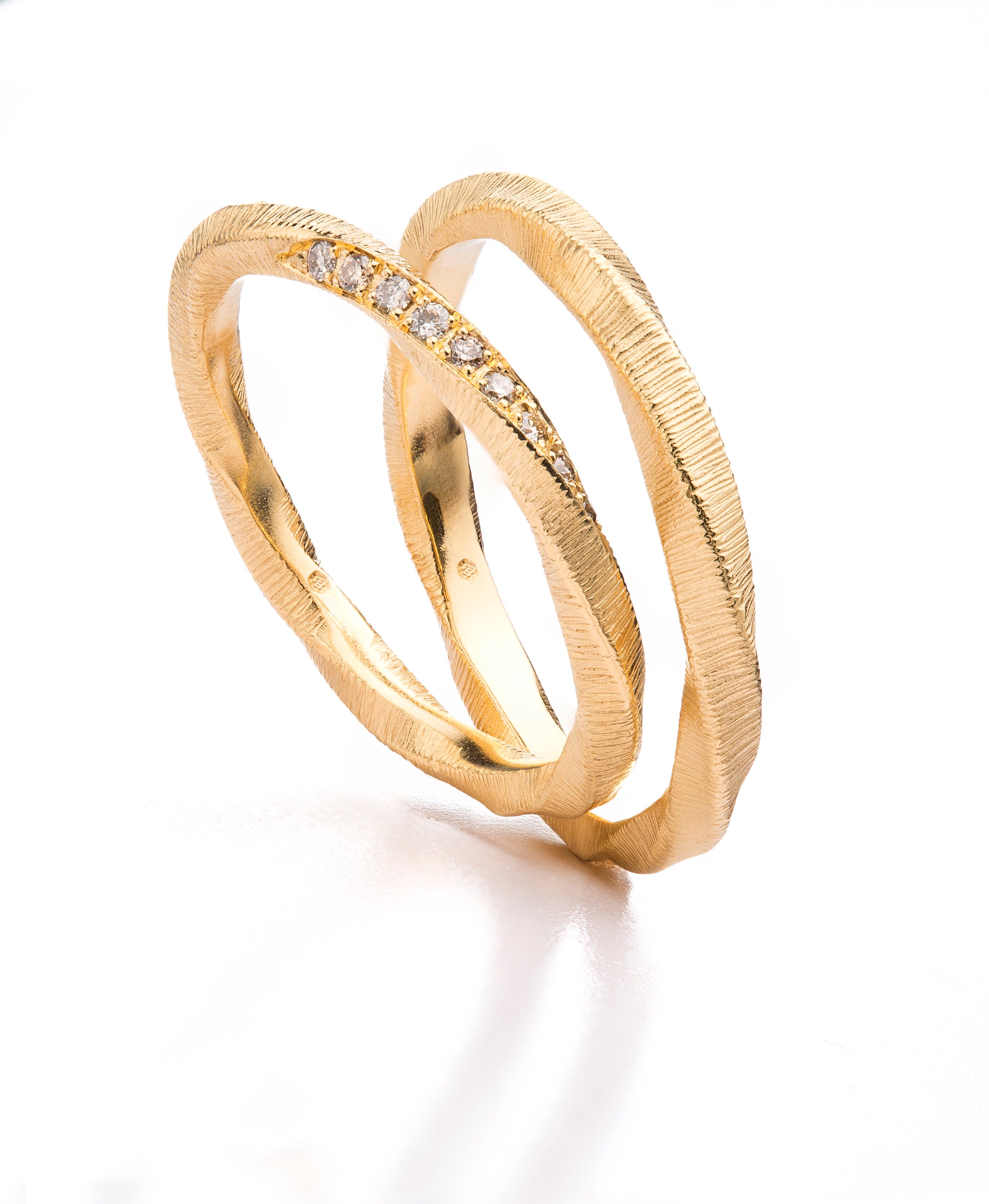 Ring "Twist" in Gelbgold mit Brillanten