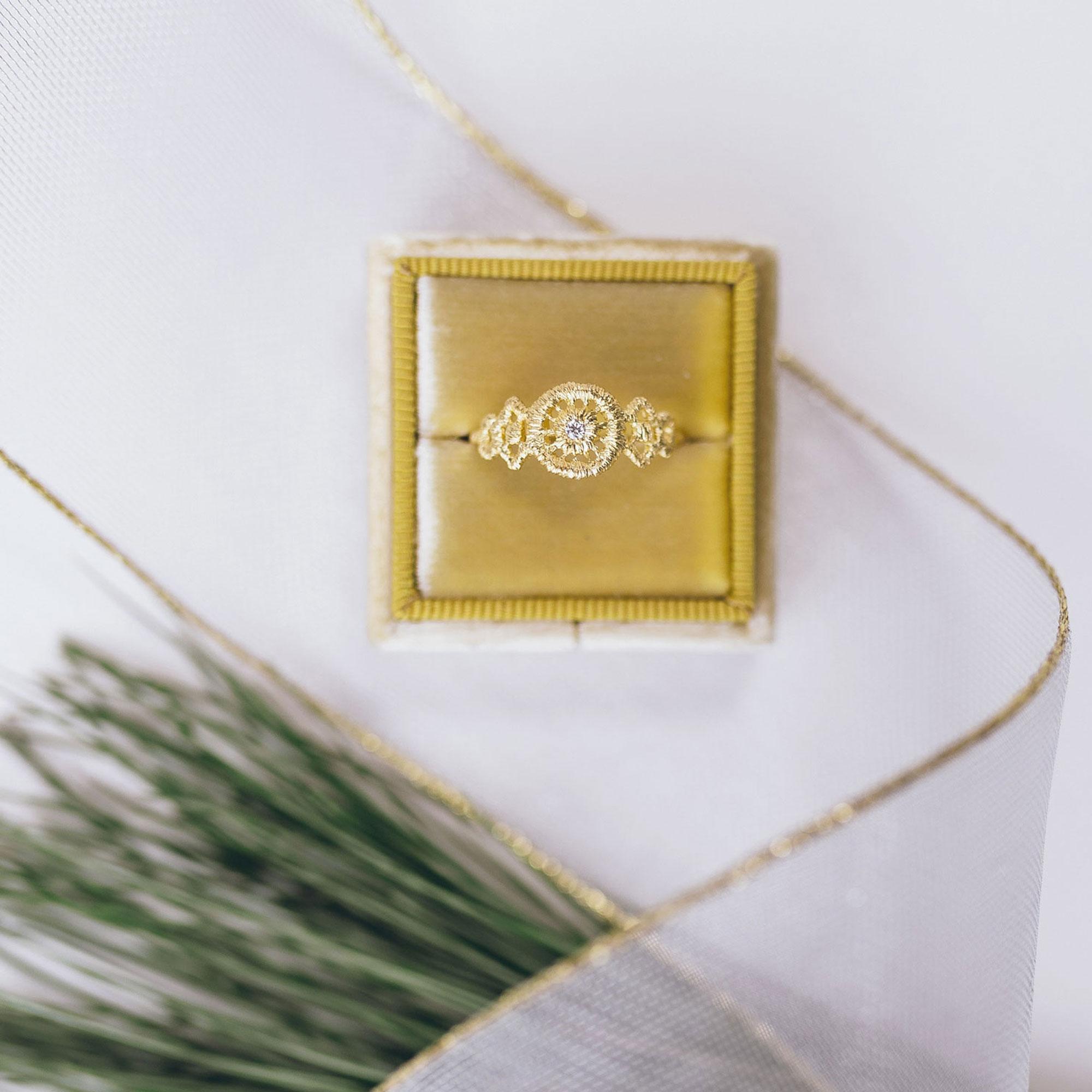 Ring "Turandot" in yellow gold with brilliant-cut diamond