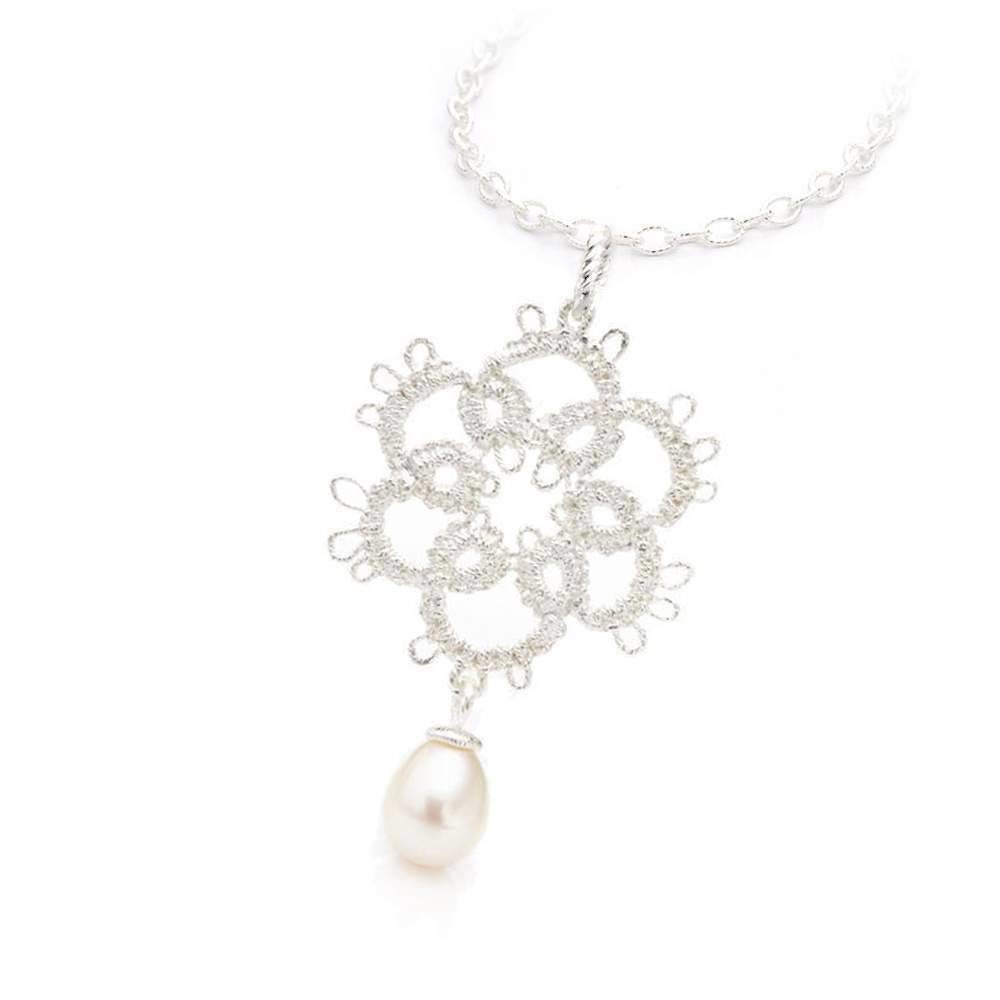 Brautschmuck Anhänger "Fräulein Loreley" in Silber. Exklusiver Spitzenschmuck in Blütenform für Ihre Hochzeit in Silber mit Perle.