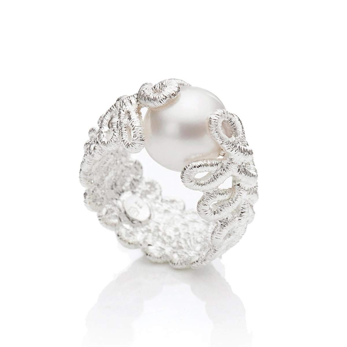 Brautschmuck Ring "Pique Dame" in Silber. Exklusiver Spitzenschmuck für die perfekte Hochzeit.